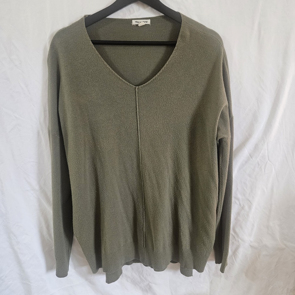 Tea n Rose Olive Green V-Neck Knit Sweater Size Large L Center Seam Lightweight